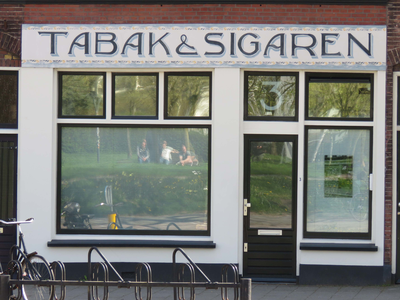 838250 Afbeelding van de voormalige etalage met het opschrift 'TABAK & SIGAREN', in het pand Blauwkapelseweg 3 te Utrecht.